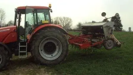 agregat uprawowo-siewny za ciągnikiem MF agregat uprawowo-siewny z ciągnikiem MF