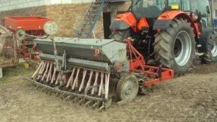 agregat uprawowo-siewny na polu za ciągnikiem agregat uprawowo-siewny za ciągnikiem