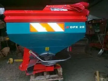Rozsiewacz używany SULKY DPX28 2100 litrów z plandeką