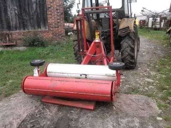 Zdjęcie przedstawiające z tyłu używana owijarkę do bel Metal-fach od korbanek.pl. Widok z tyłu owijarki do bel Metal-fach używanej, w dobrym stanie.