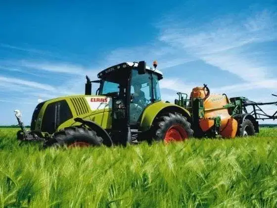 Ciągnik Claas Axion 840 na polu Claas Axion 840 ciągnik rolniczy z systemem EHR
