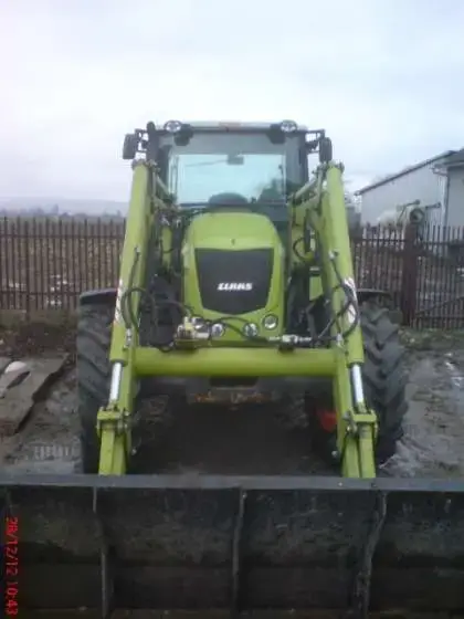 Ciągnik Claas Axos 330C wyposażony w 4 cylindrowy silnik o pojemności 4,4 litry z założonym ładowaczem