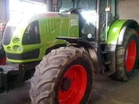 Zdjęcie ciągnika rolniczego CLAAS Ares 657 Traktor CLAAS Ares 657 z trzema parami wyjść hydraulicznych