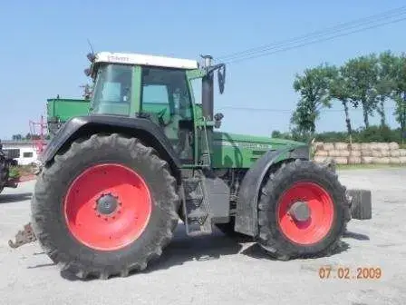 Używany traktor Fendt Favorit 926 z obciążnikiem przednim Bok używanego traktora Fendt Favorit 926 z obciążnikiem przednim