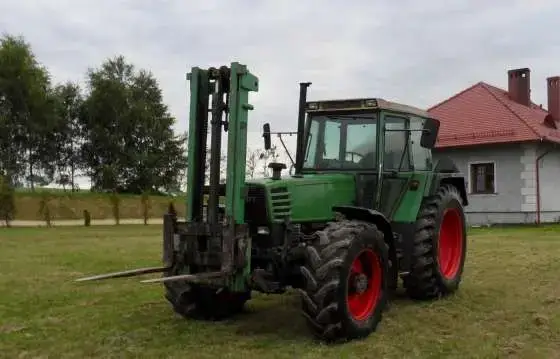 Używany traktor rolniczy Fendt 312 z zamontowanym naśnikiem palet Traktor używany rolniczy Fendt 312 z uniesionym nośnikiem