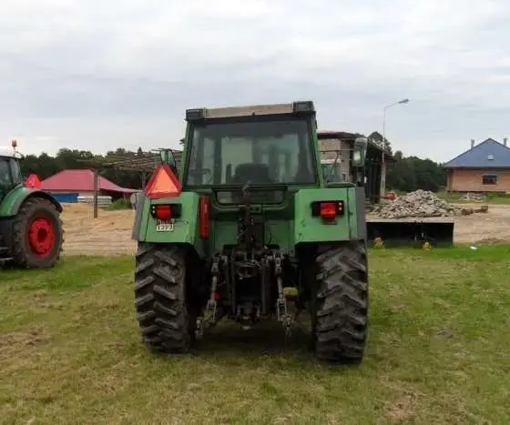 Używany ciągnik rolniczy Fendt 312 Używany ciągnik rolniczy Fendt 312 widok na tył pojazdu zaprezentowany w gospodarstwie