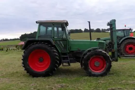 Używany ciągnik rolniczy Fendt 312 LSA z 1994 roku Używany ciągnik rolniczy Fendt 312 LSA z 1994 roku z zamontowanym naośnikiem palet