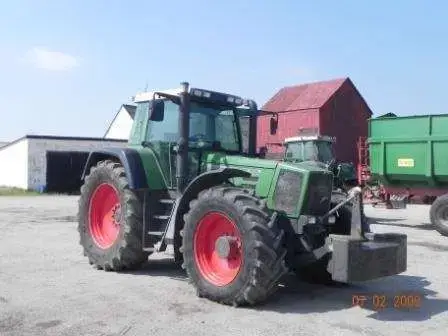 Ciągnik rolniczy Fendt 926 Favorit używany z 2000 roku Prawy bok nimieckiego ciągnika Fendt 926v Favorit z zamontowanym obciążnikiem przednim