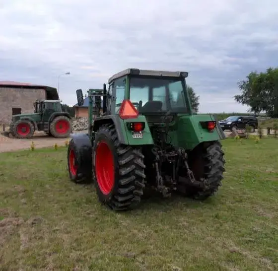 Ciągnik używany maki Fendt model 312 Ciągnik używany maki Fendt model 312 na drugim planie inny ciągnik maki Fendt