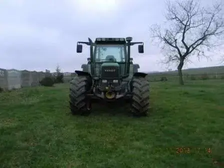 Używany ciągnik rolniczy Fendt 515 C rocznik 1997 widok na przód pojazdu stojącego na łące 
