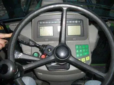 Kierownica i deska rozdzielacza używanego ciągnika rolniczego Fendt 410 Vario wystwionego na sprzedaż 