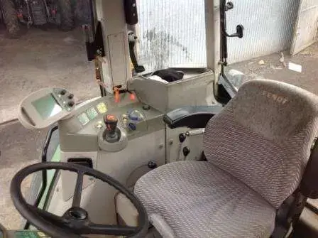 Wnętrze kabiny używanego ciągnika rolniczego Fendt 411 Vario Joystick wielofunkcyjny, terminal Vario kolorowy, kierownica i siedzenie operatora w używanym ciągniku rolniczym Fendt