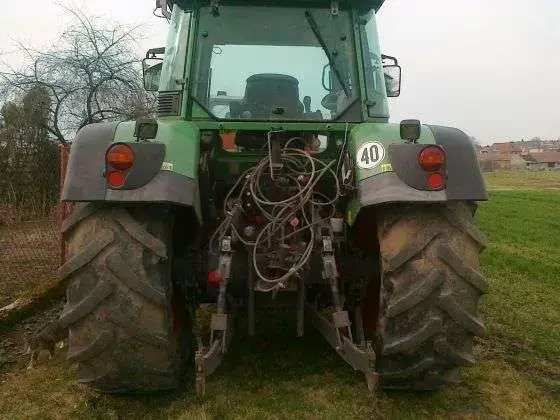 Tył stojącego na polu ciągnika Fendt 716 Vario z widocznym układem zawieszenia narzędzi 