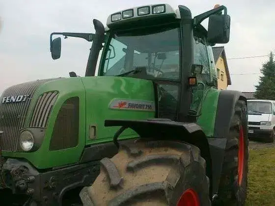 Zbliżenie przodu ciągnika używanego rolniczego Fendt 716 Varo 