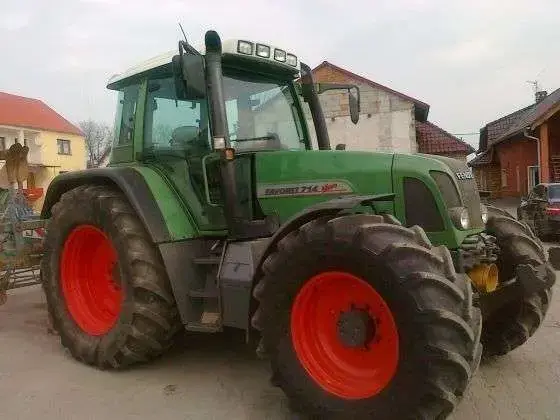 Używany zielony ciągnik Fendt 714 Vario widok na prawy bok 