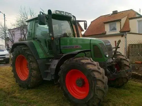 Prawy bok traktora roliczego Merki Fendt seria 716 Vario 