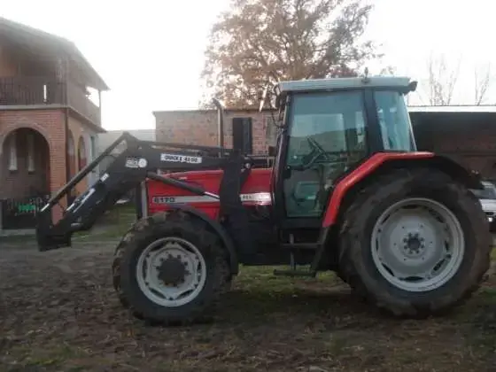 Ciągnik Massey Ferguson 6170 z ładowaczem czołowym