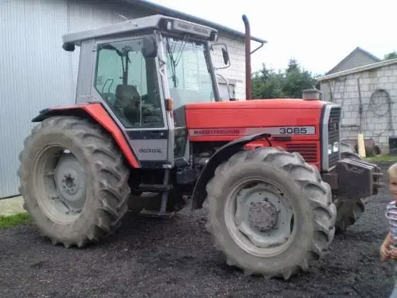 kultowy ciągnik rolniczy Massey Ferguson 3085