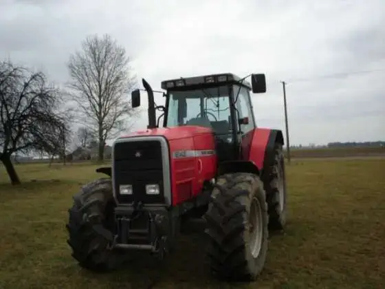 Czerwony ciągnik rolniczy Massey Fergusn 8140 z 1996 roku 