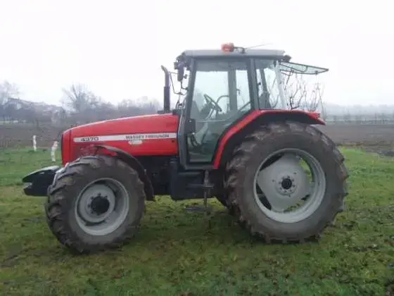 używany ciągnik rolniczy Massey Ferguson 4370 rok produkcji 2001 lewy bok