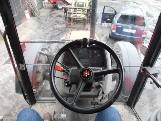 Widok kierowcy Ciągnik rolniczy Massey Ferguson 4270 110 KM kierownica szyba przednia
