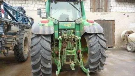 Fotografia przedstawiająca tył ciągnika używanego John Deere 6920.