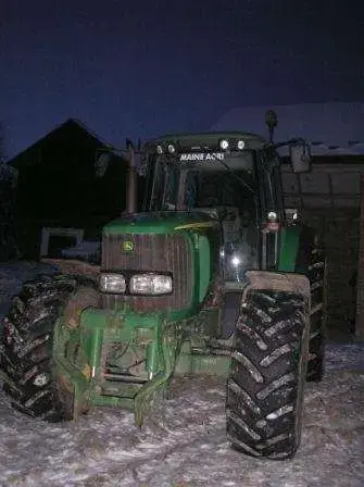 Widok z przodu ciągnika John Deere 6820 , uzywanego, w dobrym stanie.