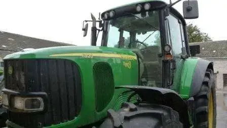 Widok maski w używanym ciągniku John Deere 6920.