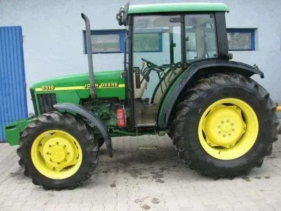 John Deere 5510 z profilu John Deere 5510 ujęcie z boku obciązniki przednie komfort używany jak nowy