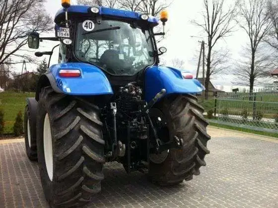 Tył ciągnika rolniczego New Holland T 6080
