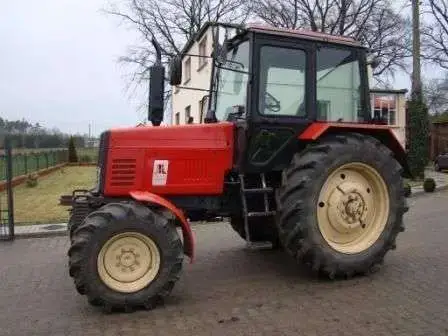 Używany Ciągnik MTZ 82TS Pronar Lewy bok ciągnika rolniczego MTZ 82TS