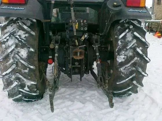 Tył ciągnika używanego Lamborghini 1060 Układ zawieszenia narzędzi w ciągniku Lamborghini 1060 z 2002 roku