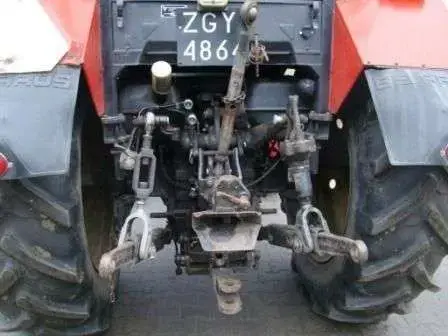 Tył używanego ciągnika MTZ 82TS Pronar Ukąłd zawieszenia narzędzi w używanym ciągniku MTZ 82TS Pronar