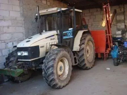 Używany ciągnik rolniczy Lamborghini Turbo 90 rok produkcji 2002 Przód używanego garażowanego ciągnika rolniczego Lamborghini Turbo 90 rok produkcji 2002