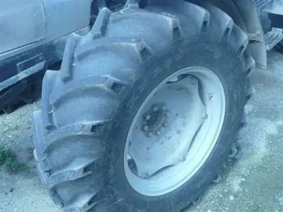 Dobry stan ogumienia przedniego w ciągniku rolniczegym LAMBORGHINI R4.105 