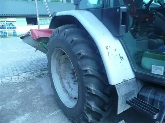 Dobry stan ogumienia tylnego w ciągniku rolniczym LAMBORGHINI R4.105
