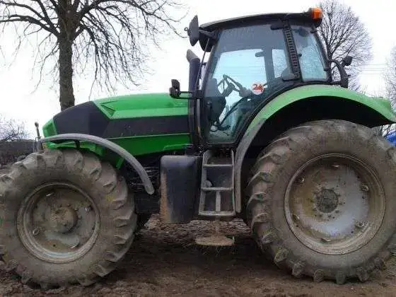 Używany traktor rolniczy Deutz Fahr X 710 Lewy bok zadbanego używanego ciagnika rolniczego Deutz Fahr X 710