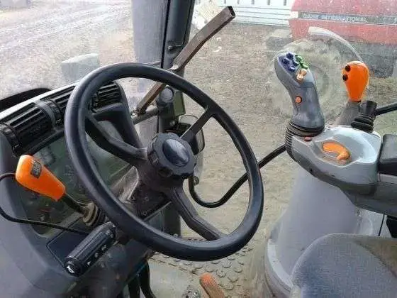 Wnętrze kabiny uzywanego ciągnika rolniczego Deutz Fahr X 710 Wnętrze kabiny z wy=idoczną kierownicą i panelem sterowania ciągnikiem Deutz Fahr X 710