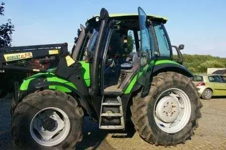 Zielony ciągnik Deutz Fahr Agrotron 100 z ładowaczem Stoll