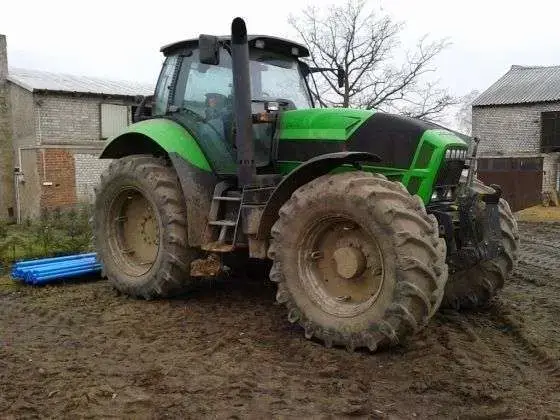 Używany ciągnik rolniczy Deutz Fahr X 710 PRawy bok zielonego używanego ciagnika rolniczego Deutz Fahr X 710