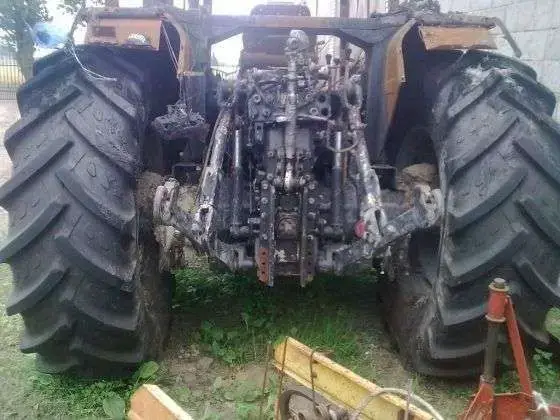 Tylny układ zawieszenia spalonego ciągnika rolniczego Same Tylny układ zawieszena narzędzi w ciągniku Same130 KM