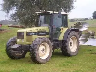 Używany traktor rolniczy Same Hurlimann 6135xb Używany seledynowy zadbany ciągnik Używany ciągnik rolniczy Same Hurlimann 6135xb z zamontowanym pługiem