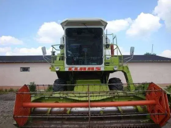 Używany Kombajn zbożowy Claas Dominator 76 z hederem widok z przodu