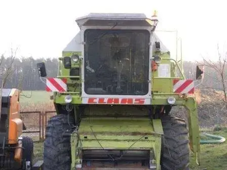Kombajn zaparkowany w gospodarstwie wystawiony na sprzedaż korbanek.pl model Dominator marki Claas 106