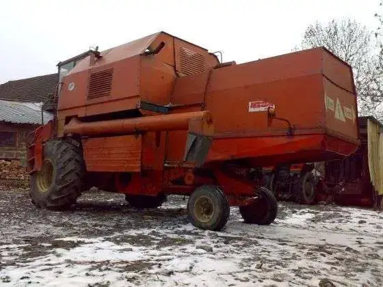 prawa strona kombajn zbożowy używany Bizon Rekord Z058 1986 r kolor czerwony