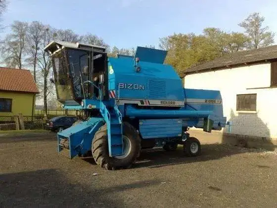 używany kombajn Bizon Rekord Z 058 1996 r oferta do sprzedania używany kombajn zbożowy Bizon Rekord Z 058 1996 r kolor niebieski