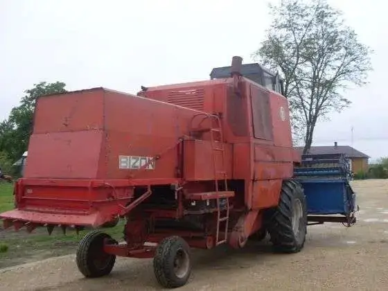 kombajn BIZON Z 056 1978 r używany kabina sieczkarnia kolor czerwony używany kombajn zbożowy BIZON Z 056 1978 r z rozdrabniaczem słomy kolor czerwony