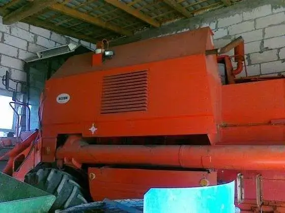 czerwony używany kombajn BIZON Z 058 1988 r garażowany garażowany kombajn zbożowy BIZON Z 058 1988 r używany czerwony