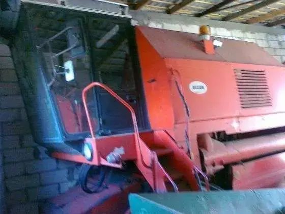 używany kombajn zbożowy BIZON Z 058 1988 r czerwony z kabiną używany kombajn zbożowy BIZON Z 058 1988 r