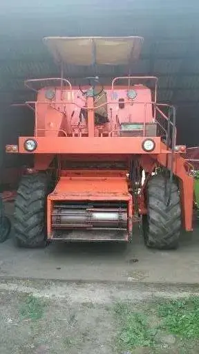 czerwony używany kombajn zbożowy Bizon ZO56 z 1989 r bez kabiny